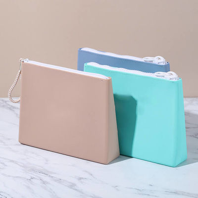 Bolsa cosmética de silicona suave y duradera de color personalizado para maquillaje en movimiento