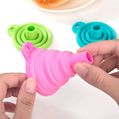 El embudo plegable de silicona La adición perfecta a su cocina para la distribución de utensilios