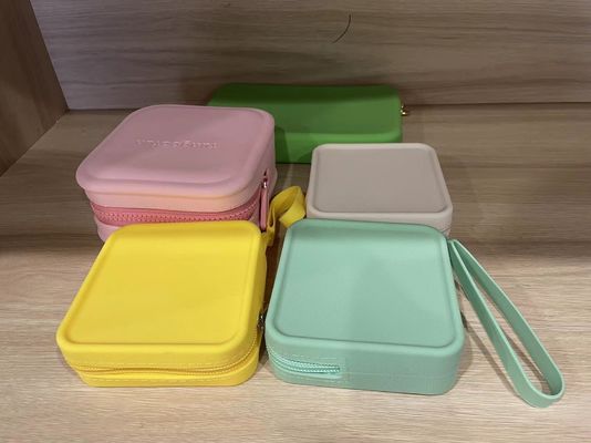 Caja de almacenamiento de joyas personalizada Bolsa de maquillaje de silicona 100% de grado alimenticio para bolsas de chicas