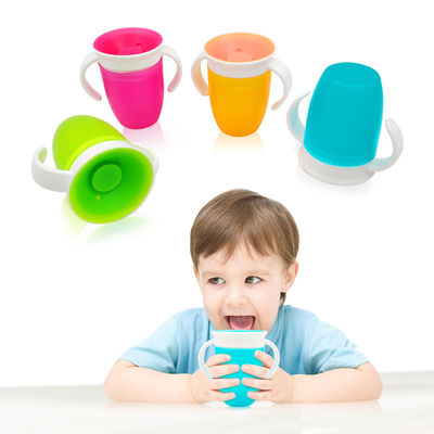 Bebida de silicona rosa de doble mango girada a 360 grados para bebés pequeños