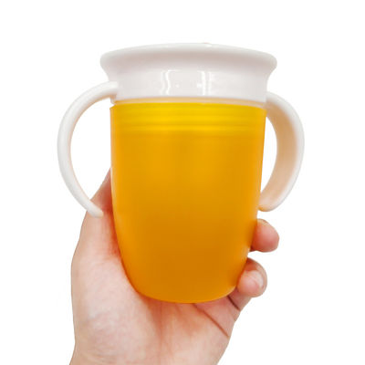Bebida de silicona rosa de doble mango girada a 360 grados para bebés pequeños
