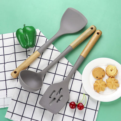 Compuesto de silicona de cocina de tres piezas, resistente al calor, la pala no adhesiva, cuchara, mango de madera.