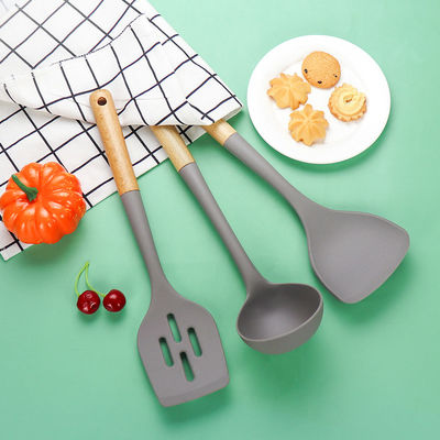 Compuesto de silicona de cocina de tres piezas, resistente al calor, la pala no adhesiva, cuchara, mango de madera.