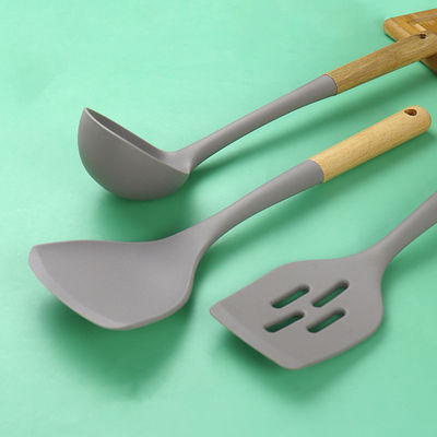 Compuesto de silicona de cocina de tres piezas, resistente al calor, la pala no adhesiva, cuchara, mango de madera.